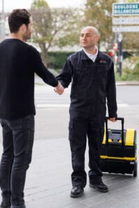 Expert antiparasitaire à la rencontre d'un client