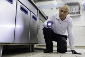 Un professionnel d'Elis Pest Control en pleine intervention 