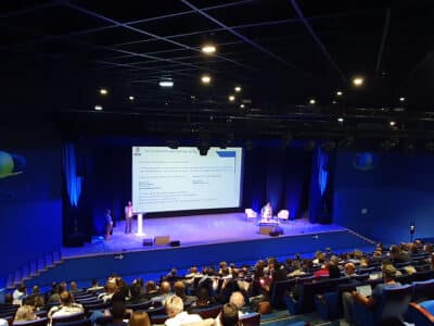 groupe de personne en conférence