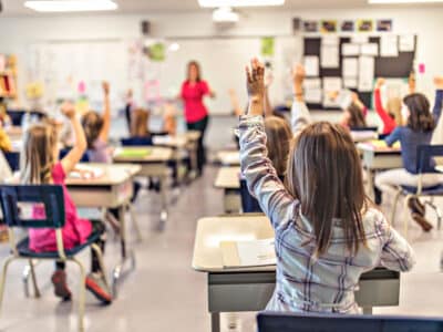 Image illustrant une salle de classe avec des apprenants