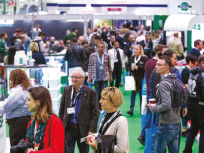 plusieurs personne dans un hall