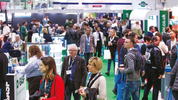 plusieurs personne dans un hall