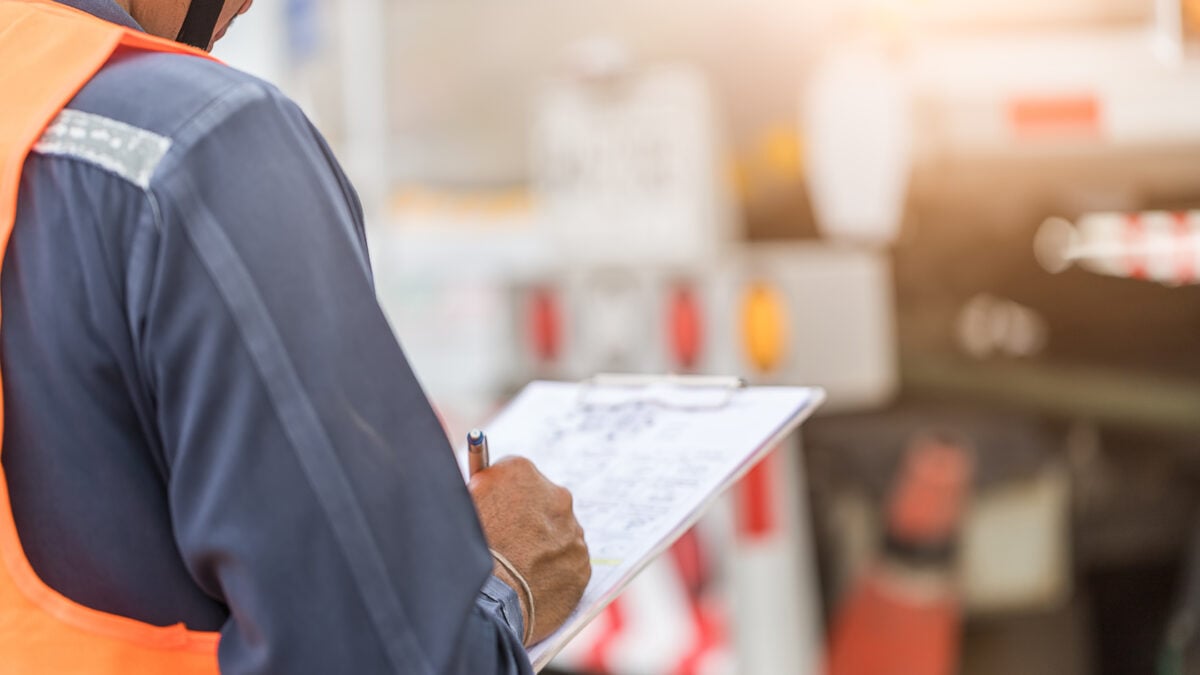 Un contrôleur en pleine inspection réglementaire en lutte antiparasitaire