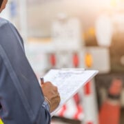 Un contrôleur en pleine inspection réglementaire en lutte antiparasitaire