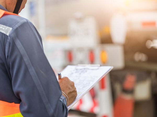 Un contrôleur en pleine inspection réglementaire en lutte antiparasitaire