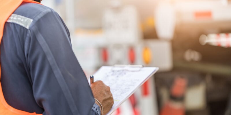 Un contrôleur en pleine inspection réglementaire en lutte antiparasitaire