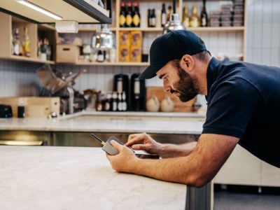 homme dans une cuisine appuyé sur une table