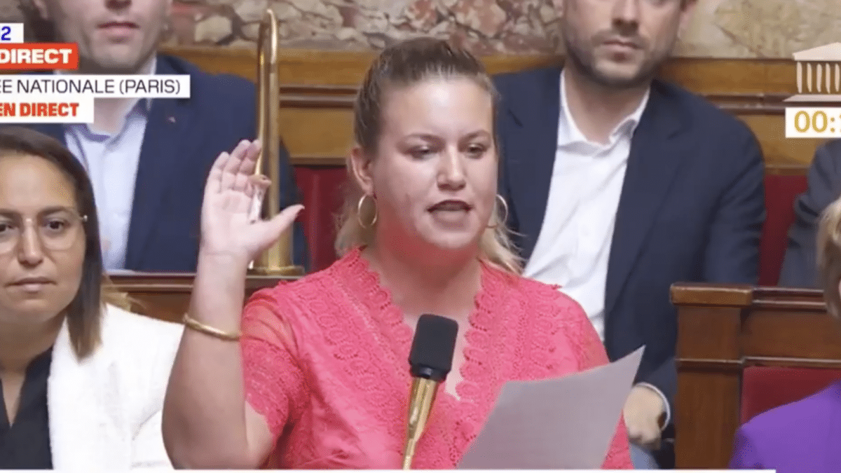 Mathilde Panot à l'assemblée nationale avec une fiole de punaise de lit