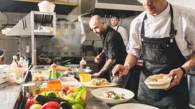 personnel dans une cuisine de restaurant
