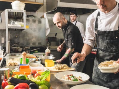 personnel dans une cuisine de restaurant