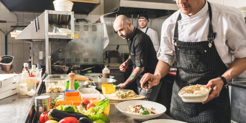 personnel dans une cuisine de restaurant