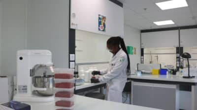 scientifique en action dans in laboratoire de produit biocides