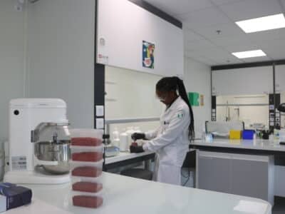 scientifique en action dans in laboratoire de produit biocides