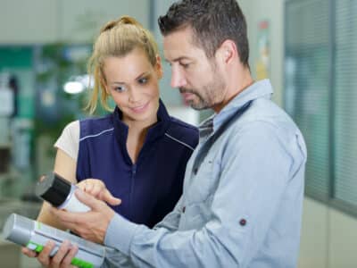 assistant conseillant le client dans la quincaillerie