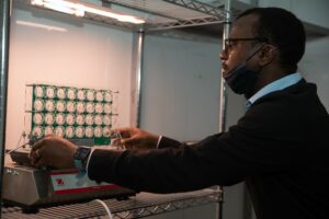 Un étudiant place des moustiques sur une machine qui vibre pour étudier les effets de la privation de sommeil.