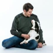 personne assise avec son chien