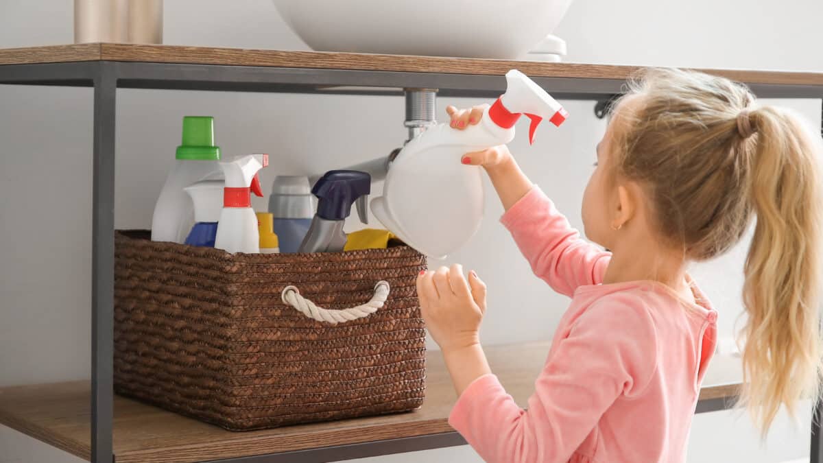 Petite fille jouant avec des produits chimiques à la maison