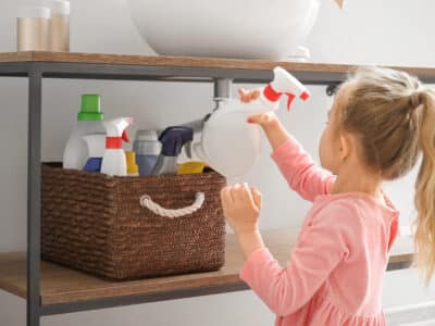 Petite fille jouant avec des produits chimiques à la maison