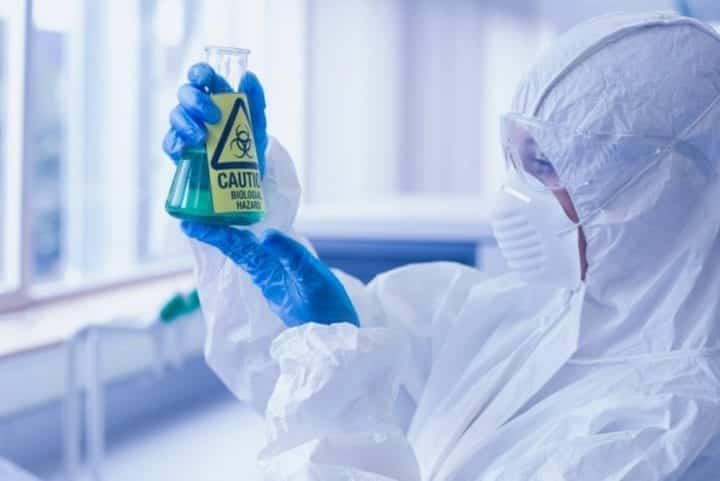 risques chimiques avec technicien avec une blouse blanche et un masque respiratoire