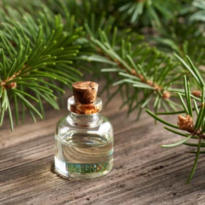 Une bouteille d'huile essentielle sur du bois d’épicéa