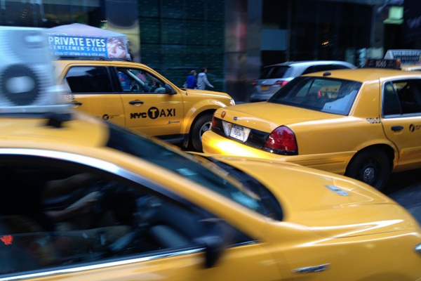 Plusieurs voiture jaune new-yorkaise