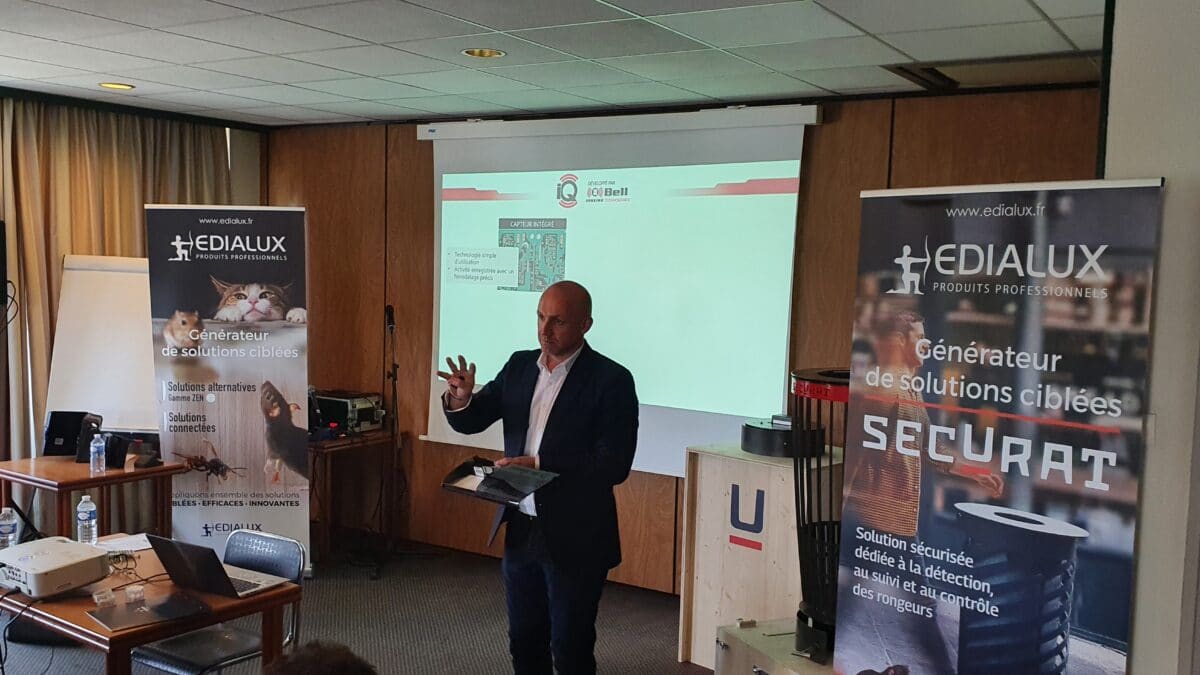 Arnaud del Valle fait une présentation lors du workshop Edialux 2022 à Paris
